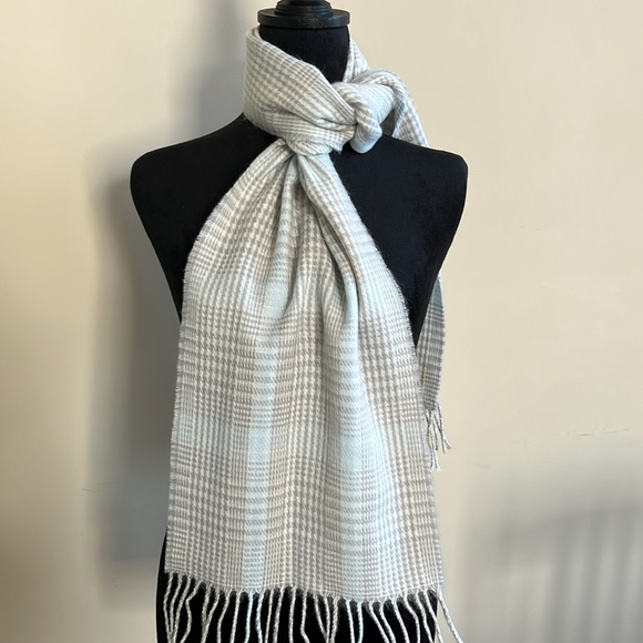 Scarf - Picture 1 of 6